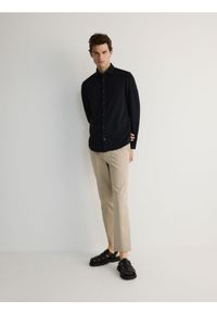 Reserved - Gładka koszula slim fit - czarny. Kolor: czarny. Materiał: tkanina. Wzór: gładki #1