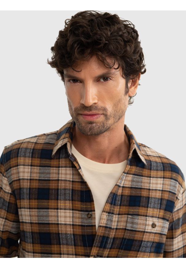 Big-Star - Koszula męska flanelowa w kratę brązowa Flanen 803. Kolor: brązowy. Materiał: jeans, bawełna, materiał. Długość rękawa: bez rękawów. Wzór: kratka. Sezon: zima, jesień. Styl: klasyczny, elegancki, retro