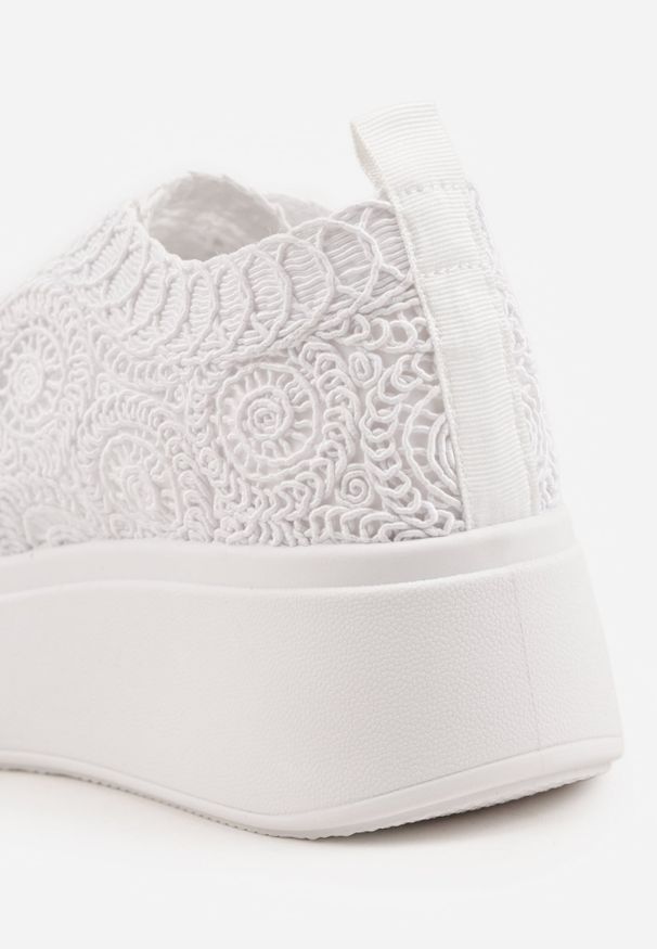 Renee - Białe Sneakersy Boho na Platformie Zdobione Plecionym Wzorem Abilama. Kolor: biały. Materiał: jeans, zamsz. Szerokość cholewki: normalna. Wzór: aplikacja. Obcas: na platformie