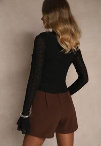 Renee - Czarna Bluzka VICES z Tłoczonej Siateczki Zdobiona Falbankami Nivite. Okazja: na randkę. Typ kołnierza: kołnierz z falbankami. Kolor: czarny. Materiał: jeans, skóra. Wzór: aplikacja