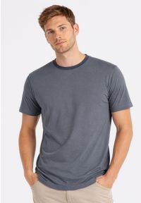 Volcano - T-shirt w podstawowym stylu TM-RAGNAR. Okazja: na co dzień, na spacer. Materiał: jeans, materiał, bawełna, tkanina. Długość rękawa: krótki rękaw. Długość: krótkie. Wzór: gładki. Sezon: wiosna, lato. Styl: casual #1