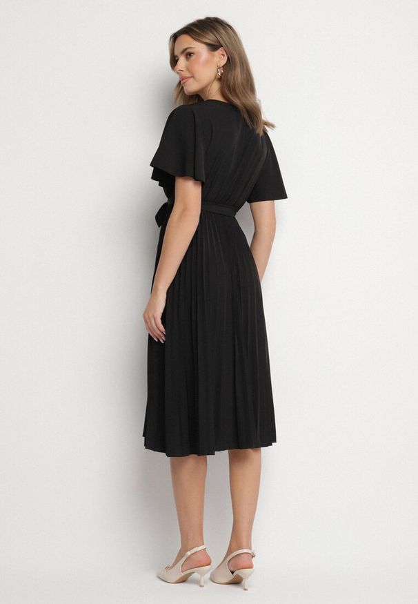 Born2be - Czarna Sukienka Plisowana z Dekoltem w V z Paskiem w Talii Zolseki. Okazja: na co dzień. Kolor: czarny. Styl: klasyczny, casual