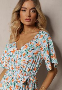 Renee - Jasnoniebieski Kombinezon z Dekoltem w Serek z Gumką w Talii i Materiałowym Paskiem Tessanda. Okazja: na co dzień. Kolor: niebieski. Materiał: materiał. Styl: elegancki, casual #4