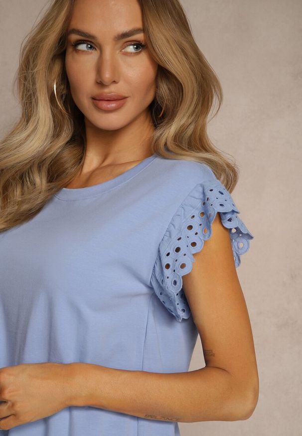Renee - Jasnoniebieska Bawełniana Bluzka z Krótkim Rękawem z Ażurowej Falbanki Voanira. Okazja: na co dzień. Typ kołnierza: kołnierz z falbankami. Kolor: niebieski. Materiał: bawełna. Długość rękawa: krótki rękaw. Długość: krótkie. Wzór: ażurowy. Styl: casual, elegancki