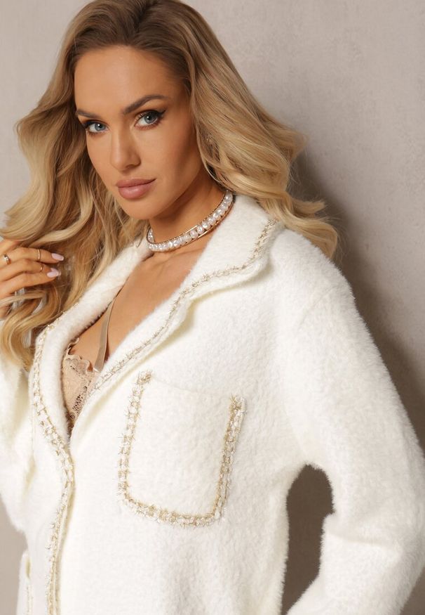 Renee - Biały Kardigan z Wiskozy z Metaliczną Nitką Zapinany na Perłowe Guziki Exousa. Kolor: biały. Materiał: wiskoza