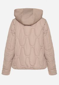 Born2be - Ciemnobeżowa Pikowana Kurtka z Materiałowym Kapturem i Kieszeniami Ravalynne. Okazja: na co dzień, na spacer. Kolor: beżowy. Materiał: materiał. Styl: sportowy, klasyczny, casual, elegancki #2