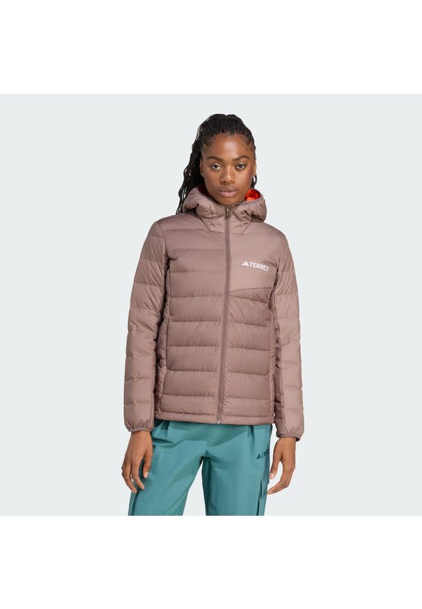 Adidas - Kurtka z kapturem Terrex Multi Light Down CLIMAWARM. Typ kołnierza: kaptur. Kolor: brązowy, wielokolorowy, beżowy. Materiał: puch. Technologia: ClimaWarm (Adidas). Sport: turystyka piesza