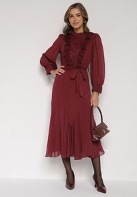 Born2be - Bordowa Elegancka Sukienka z Bufiastymi Rękawami i Koronkowymi Falbankami Sewlina. Okazja: na co dzień, do pracy. Typ kołnierza: kołnierz z falbankami. Kolor: czerwony. Materiał: koronka. Styl: elegancki #6