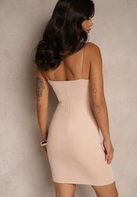 Renee - Różowa Sukienka Bodycon Ozdobiona Rozcięciem na Nogę Lunitera. Kolor: różowy. Wzór: aplikacja. Typ sukienki: bodycon. Styl: elegancki