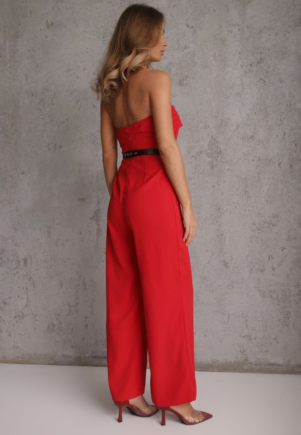 Renee - Czerwony Kombinezon VICES Bandeau z Falbankami i Paskiem w Eleganckim Stylu Pinoia. Kolor: czerwony. Długość rękawa: bez rękawów. Styl: elegancki