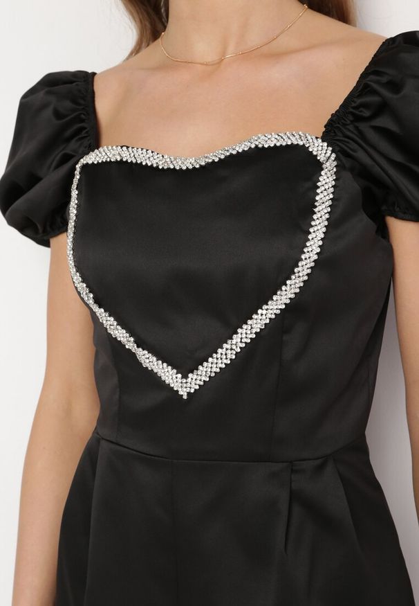 Born2be - Czarny Krótki Kombinezon ze Zdobieniem z Cyrkonii w Kształcie Serca Nanthelle. Kolor: czarny. Długość: krótkie. Wzór: aplikacja