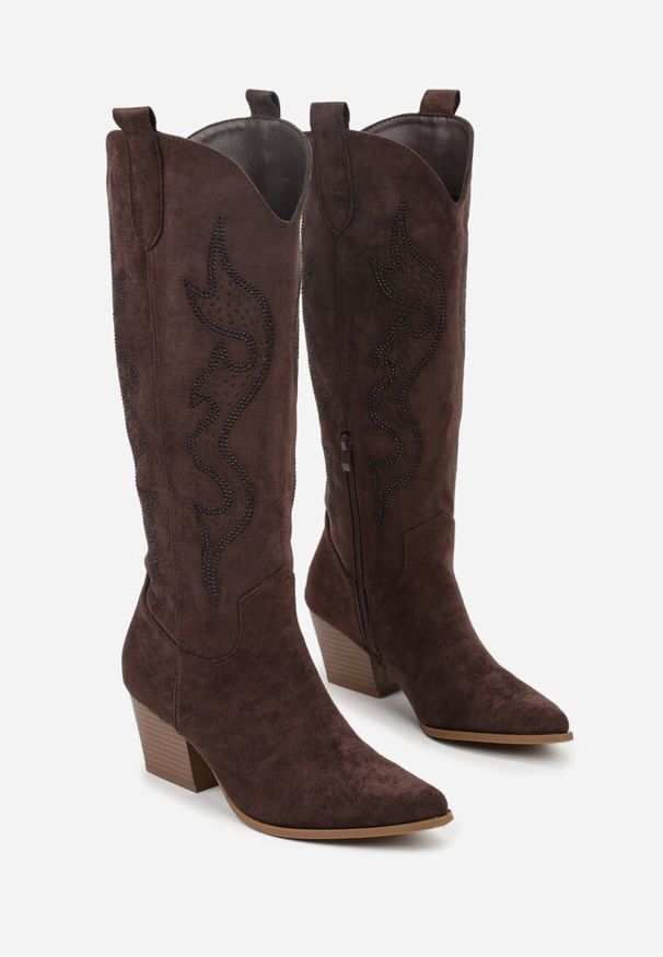 Born2be - Brązowe Kozaki Kowbojki na Stożku z Cholewką z Cyrkoniami Nalikka. Okazja: na co dzień. Kolor: brązowy. Materiał: satyna, koronka, jeans. Szerokość cholewki: normalna. Wzór: aplikacja, kwiaty. Obcas: na stożku. Styl: glamour, klasyczny, casual, elegancki