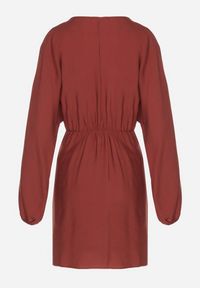 Born2be - Czerwona Wiskozowa Sukienka Kopertowa z Wiązaniem i Bufiastymi Rękawami Onevia. Okazja: na co dzień. Kolor: czerwony. Materiał: wiskoza. Typ sukienki: kopertowe. Styl: casual, klasyczny #4
