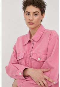 GESTUZ - Gestuz kurtka jeansowa damska kolor różowy przejściowa oversize. Kolor: różowy. Materiał: jeans #2