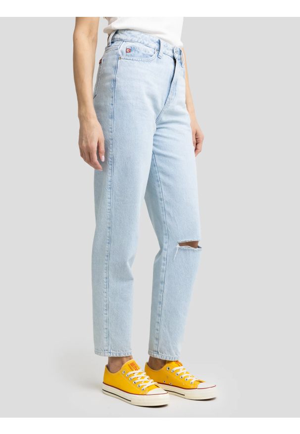 Big-Star - Jeansy damskie mom jeans z dziurą jasnoniebieskie Silla 122. Stan: podwyższony. Kolor: niebieski. Styl: elegancki, rockowy