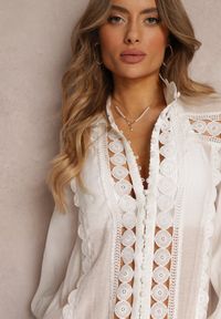 Renee - Biała Koronkowa Tunika Pudełkowa z Falbaną Nawal. Typ kołnierza: kołnierzyk stójkowy. Kolor: biały. Materiał: koronka. Wzór: aplikacja. Styl: boho #3