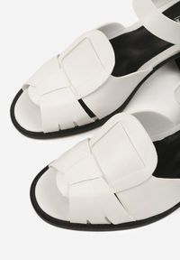 Renee - Białe Sandały na Słupku z Geometryczną Cholewką Aiganele. Zapięcie: sprzączka. Kolor: biały. Materiał: jeans. Wzór: geometria. Obcas: na słupku. Styl: klasyczny. Wysokość obcasa: średni #5