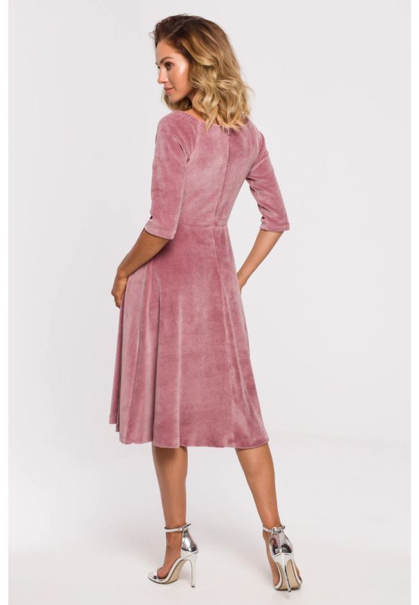 MOE - Sukienka welurowa rozkloszowana kopertowa dekolt V różowa. Okazja: na studniówkę, na sylwestra, na imprezę. Typ kołnierza: dekolt kopertowy. Kolor: różowy. Materiał: welur. Typ sukienki: kopertowe. Styl: wizytowy