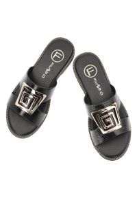Czarne Klapki Filippo Modne Obuwie Damskie. Okazja: na co dzień, na spacer. Kolor: czarny. Wzór: geometria, aplikacja. Sezon: lato. Styl: elegancki, street, klasyczny, casual, wizytowy