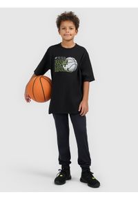 4f - 4F T-shirt loose z nadrukiem chłopięcy - czarny 134/140 (8-10 lat). Okazja: na co dzień, na uczelnię. Kolor: czarny. Materiał: bawełna, skóra, materiał, dresówka. Wzór: nadruk. Sezon: lato. Styl: casual, sportowy #1