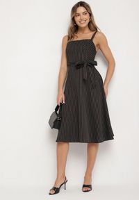 Born2be - Czarna Sukienka z Wiskozą ze Wzorem Pasków Dolereia. Okazja: na co dzień. Kolor: czarny. Materiał: wiskoza. Długość rękawa: na ramiączkach. Styl: casual, klasyczny. Długość: midi #4