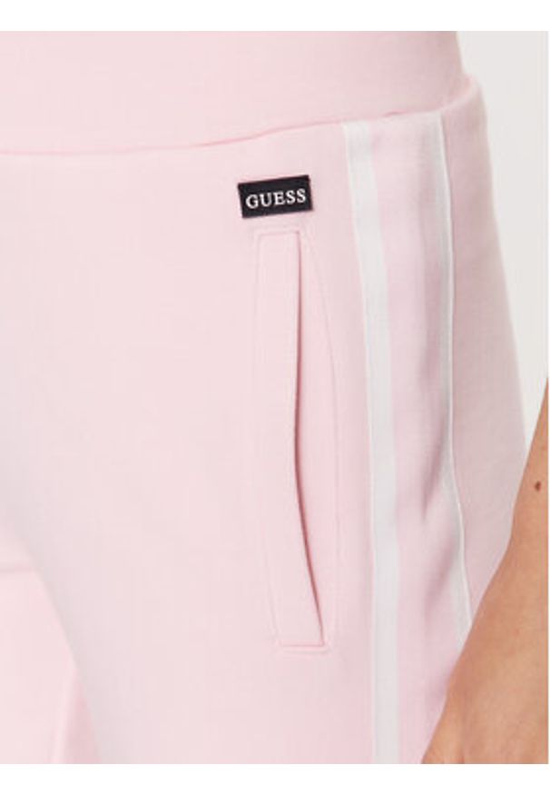 Guess Spodnie dresowe Rosas V3YB20 KBV71 Różowy Regular Fit. Kolor: różowy. Materiał: bawełna