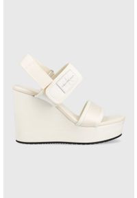 Calvin Klein Jeans sandały WEDGE SANDAL BADGE damskie kolor biały na koturnie YW0YW01028. Zapięcie: rzepy. Kolor: biały. Materiał: materiał, guma. Wzór: gładki. Obcas: na koturnie