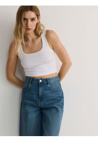 Reserved - Prążkowany top - biały. Kolor: biały. Materiał: prążkowany #1