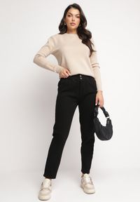 Born2be - Czarne Jeansy Mom Fit z Elastycznej Bawełny Lapiras. Okazja: na co dzień. Stan: podwyższony. Kolor: czarny. Wzór: aplikacja. Styl: wizytowy, elegancki, casual
