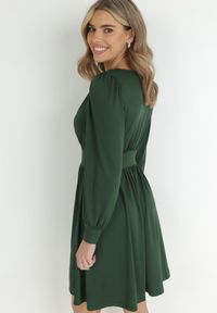 Born2be - Ciemnozielona Sukienka Kopertowa Taliowana Maecenus. Okazja: na co dzień. Typ kołnierza: dekolt w serek. Kolor: zielony. Materiał: wiskoza. Typ sukienki: kopertowe. Styl: casual, elegancki #6