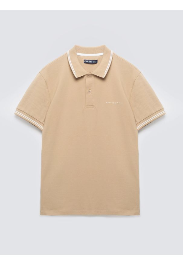 Big-Star - Koszulka męska polo beżowa Wladym 801. Okazja: na co dzień. Typ kołnierza: polo. Kolor: beżowy. Materiał: dzianina, jeans, materiał. Wzór: nadruk, aplikacja, paski. Styl: elegancki, casual, klasyczny, sportowy, wizytowy
