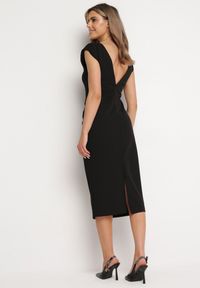 Born2be - Czarna Taliowana Sukienka Bez Rękawów z Ozdobnym Marszczeniem Lunala. Okazja: na co dzień. Kolor: czarny. Materiał: skóra. Długość rękawa: bez rękawów. Styl: casual #5