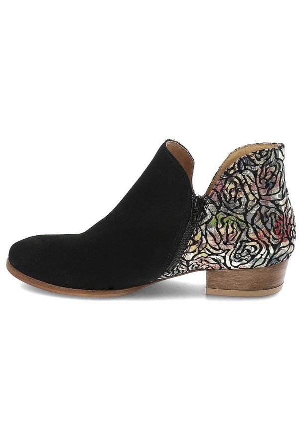 Czarne Botki Maciejka Eleganckie Obuwie Damskie. Okazja: na co dzień. Kolor: czarny. Materiał: zamsz, materiał. Wzór: kwiaty, aplikacja. Obcas: na obcasie. Styl: elegancki. Wysokość obcasa: niski