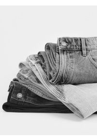 Reserved - Jeansy loose z efektem sprania - czarny. Kolor: czarny