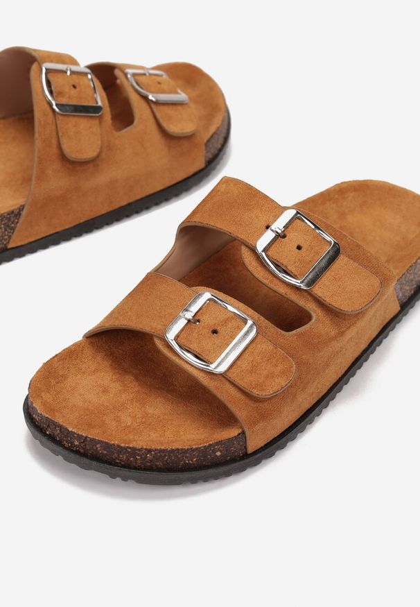 Born2be - Camelowe Klapki Kleogoria. Okazja: na co dzień, na spacer. Kolor: brązowy. Sezon: lato. Obcas: na obcasie. Styl: elegancki, klasyczny, casual. Wysokość obcasa: niski