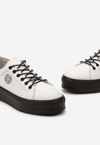 Born2be - Biało-Czarne Sneakersy ze Skóry na Grubej Podeszwie Ozdobione Metaliczną Aplikacją Caelumia. Kolor: biały. Materiał: skóra. Wzór: aplikacja. Obcas: na platformie #4