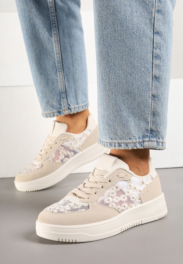 Renee - Beżowe Sneakersy z Haftem i Zdobieniami z Siateczki Lirivessa. Okazja: na co dzień, na spotkanie biznesowe, do pracy. Kolor: beżowy. Materiał: jeans. Szerokość cholewki: normalna. Wzór: aplikacja, haft