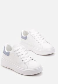 Born2be - Biało-Niebieskie Sznurowane Sneakersy o Klasycznym Fasonie na Grubej Podeszwie Cataria. Kolor: biały. Obcas: na płaskiej podeszwie #2