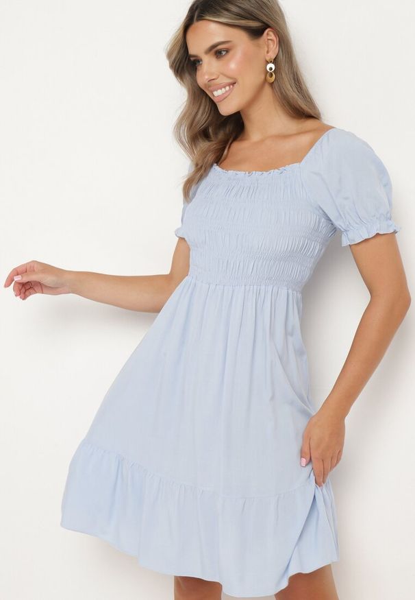 Born2be - Jasnoniebieska Sukienka z Bawełny z Elastycznym Dekoltem i Falbanką Loridia. Okazja: na co dzień. Kolor: niebieski. Materiał: bawełna. Długość rękawa: krótki rękaw. Typ sukienki: proste. Styl: casual, elegancki, klasyczny, wizytowy
