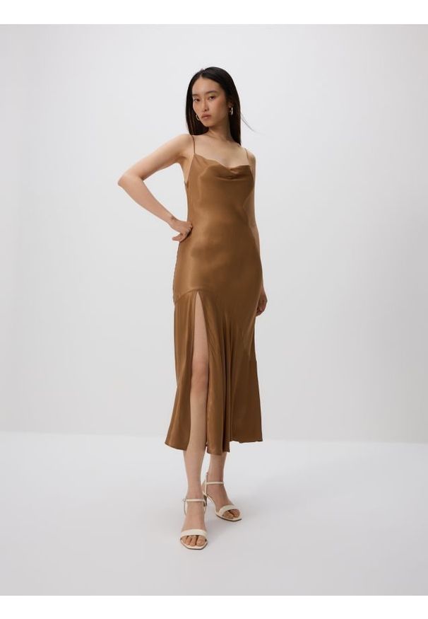 Reserved - Satynowa sukienka midi - brązowy. Kolor: brązowy. Materiał: satyna. Długość: midi