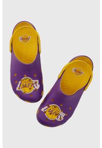 Crocs klapki NBA Los Angeles Lakers Classic Clog kolor fioletowy 208650. Kolor: fioletowy. Materiał: materiał #1