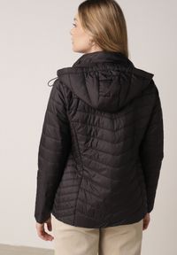 Born2be - Czarna Przejściowa Kurtka Pikowana z Odpinanym Kapturem Edrelith. Okazja: na co dzień. Kolor: czarny. Materiał: jeans, nylon. Styl: casual #4