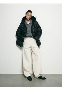 Reserved - Puchowa kurtka z kapturem - czarny. Typ kołnierza: kaptur. Kolor: czarny. Materiał: puch #1