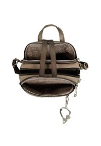 Plecak damski Anekke, z dekoracyjnym nadrukiem i metalowym logo zapinany na zamek z wygodnymi szelkami oraz ozdobnym brelokiem, beżowy, 42805-044. Kolor: brązowy. Wzór: nadruk #6