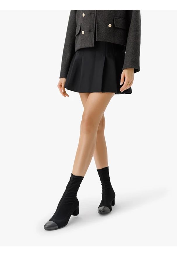 Ryłko - Czarne botki z lakierowanym noskiem. Okazja: na co dzień. Nosek buta: okrągły. Zapięcie: zamek. Kolor: czarny. Szerokość cholewki: normalna. Materiał: syntetyk. Obcas: na obcasie. Styl: casual, street. Wysokość obcasa: średni