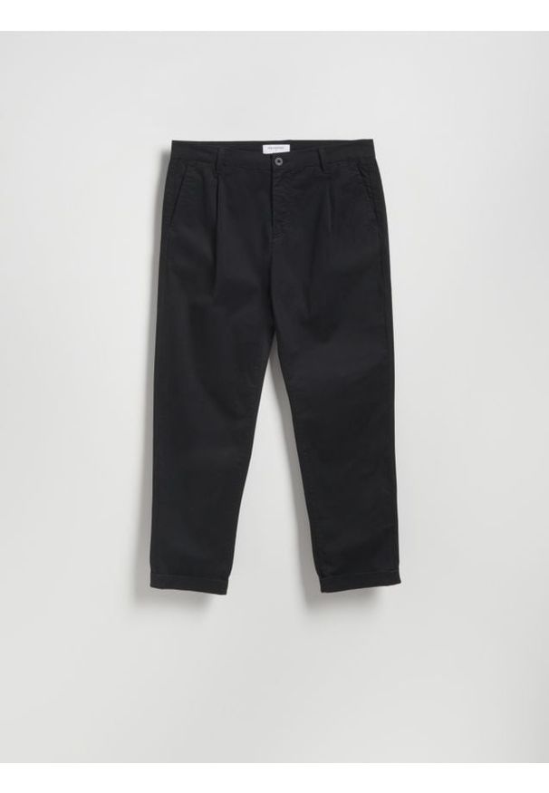 Reserved - Spodnie chino carrot - czarny. Kolor: czarny. Materiał: bawełna, tkanina