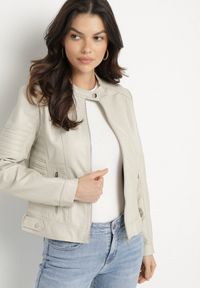 Born2be - Jasnobeżowa Kurtka Ramoneska w Motocyklowym Stylu ze Stójką i Napami Talirina. Okazja: na co dzień. Typ kołnierza: kołnierzyk stójkowy. Kolor: beżowy. Materiał: jeans. Styl: casual, elegancki #2