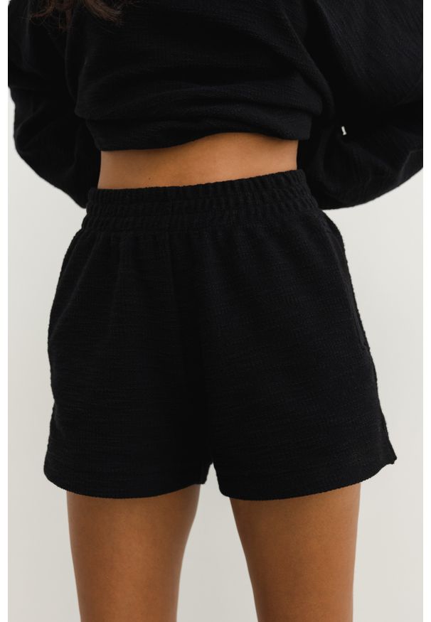 Marsala - Szorty z dzianiny o DELIKATNEJ STRUKTURZE w kolorze TOTALLY BLACK - LE PETIT-M. Okazja: na co dzień. Stan: podwyższony. Kolor: czarny. Materiał: dzianina. Styl: sportowy, casual
