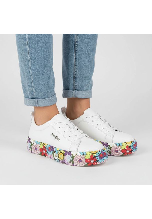 Sneakersy damskie Filippo, cholewka ze skóry naturalnej klasyczna niska forma z wiązaniem masywna platforma z dekoracyjnym wzorem wygodny miejski fas. Okazja: na co dzień. Zapięcie: sznurówki. Kolor: biały. Materiał: skóra. Szerokość cholewki: normalna. Wzór: kolorowy, kwiaty. Obcas: na platformie. Sport: turystyka piesza