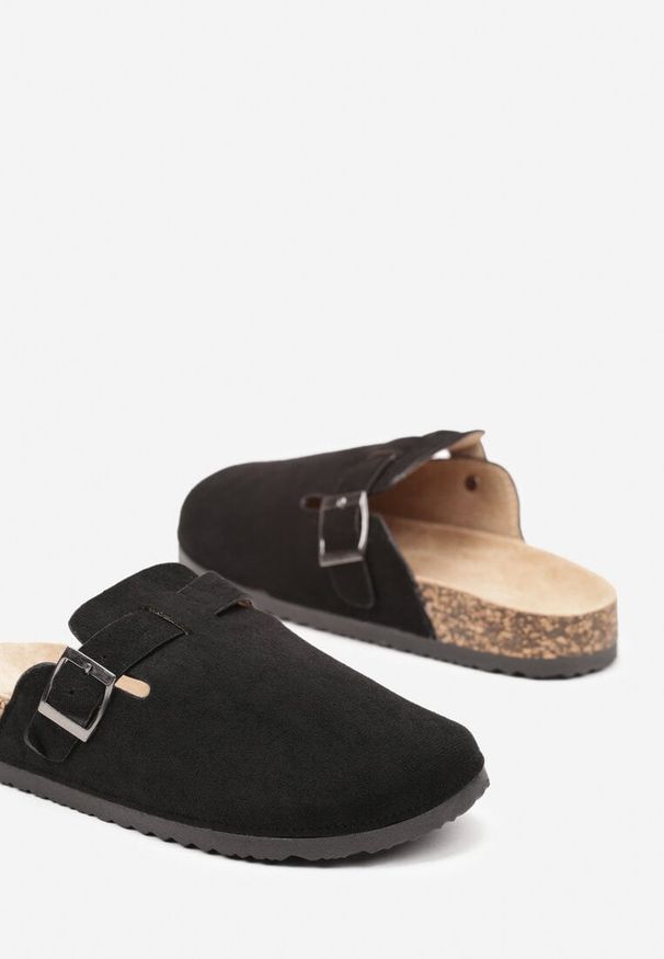 Renee - Czarne Klapki Typu Chodaki z Ekozamszu Zdobione Sprzączką Amustana. Okazja: na co dzień. Kolor: czarny. Materiał: jeans. Wzór: aplikacja. Styl: elegancki, casual